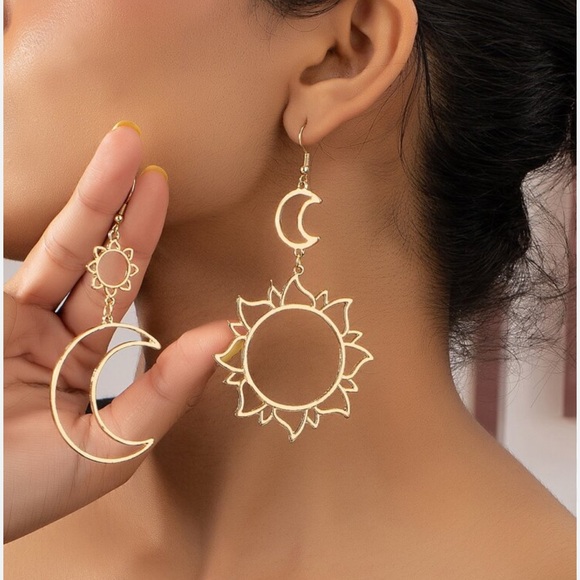 Celestial Gold Necklace and Earring Set - Picture 3 of 4